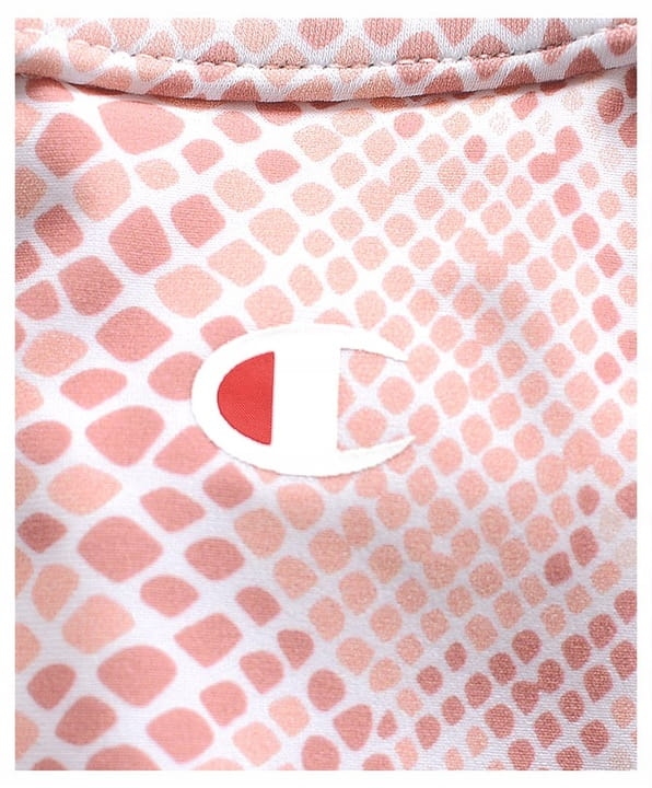 Zbliżenie na logo Champion na jasno różowym bikini dolnym