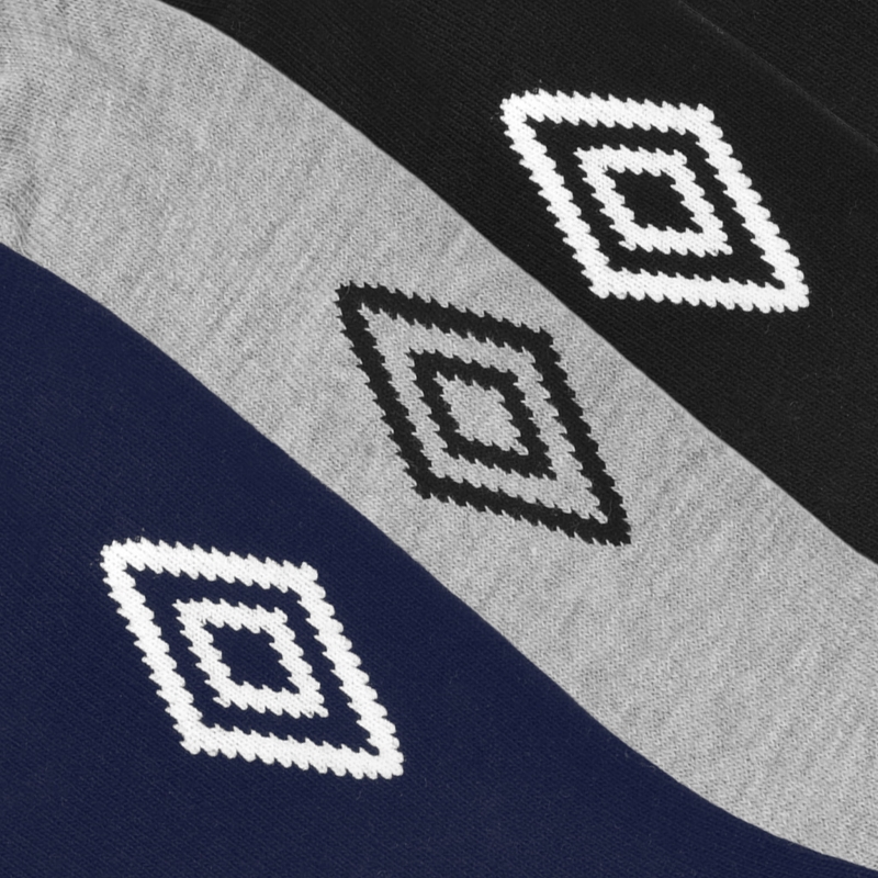Zbliżenie na logo Umbro umieszczone na boku skarpet