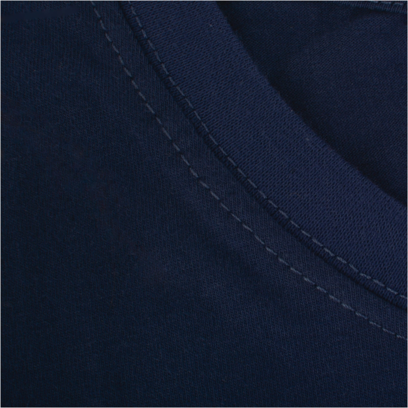 Detal dekoltu i wykończenia rękawa piżamy męskiej Cornette.