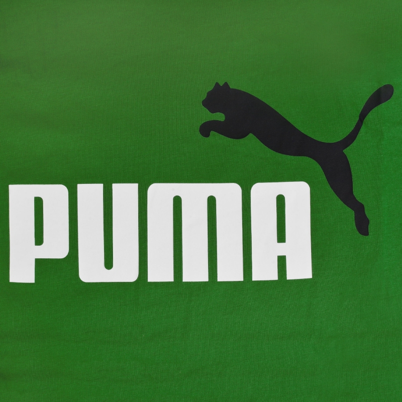 Zbliżenie na nadruk logo Puma na zielonej koszulce.