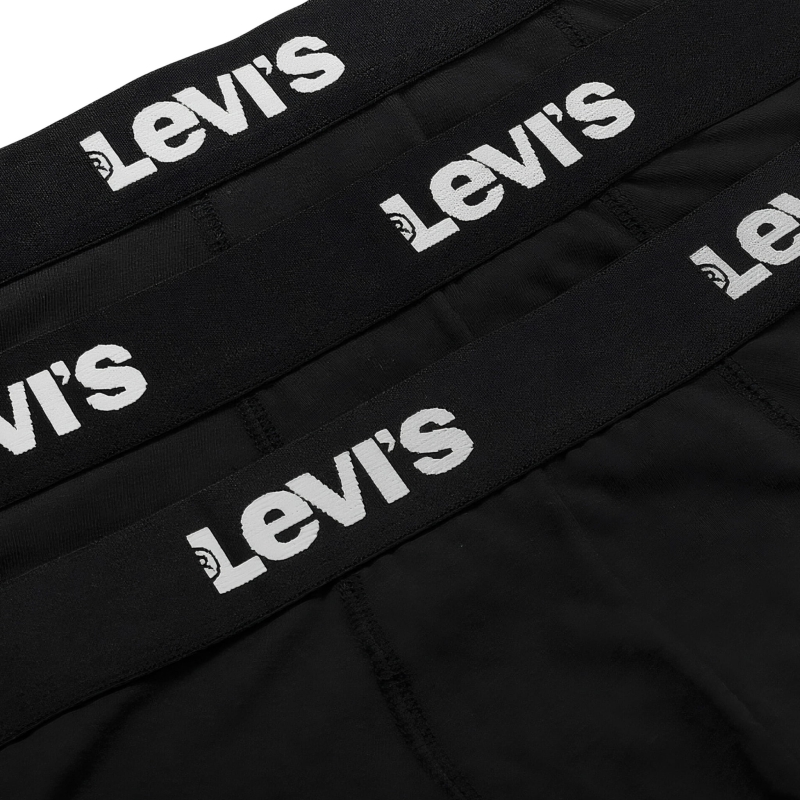 Zbliżenie na haftowane logo Levi's na gumce