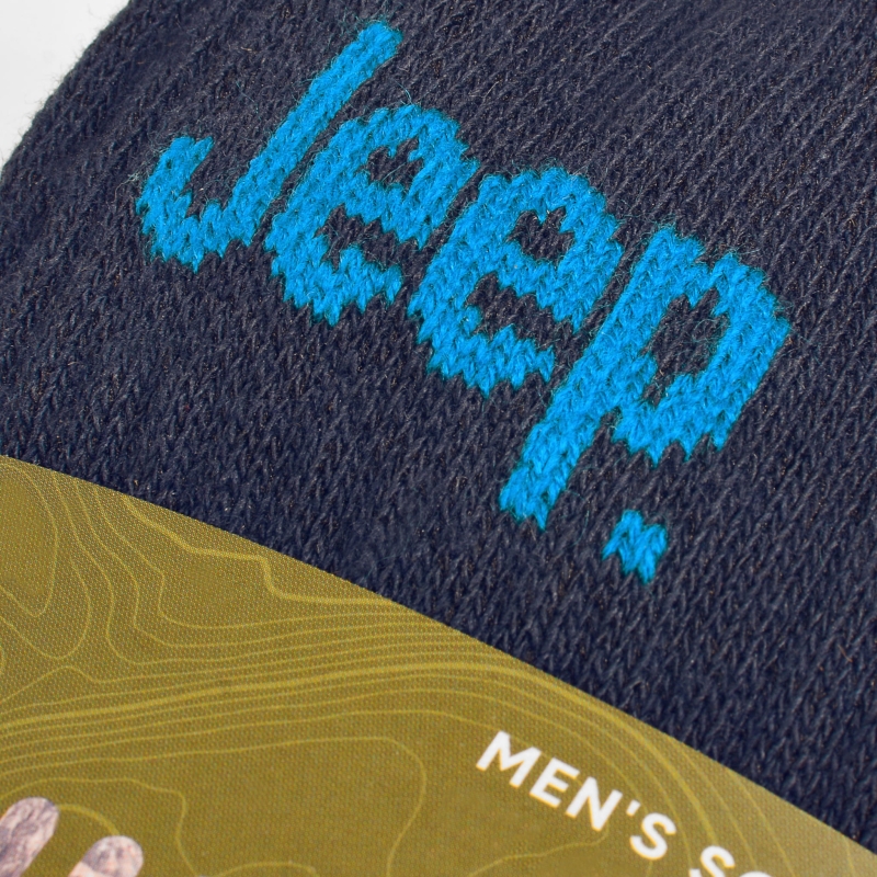 Zbliżenie na logo Jeep na granatowej skarpecie męskiej.