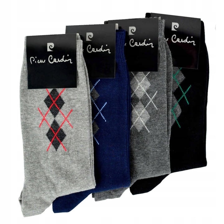 Zestaw czterech par eleganckich skarpet garniturowych Pierre Cardin w stonowanych kolorach.