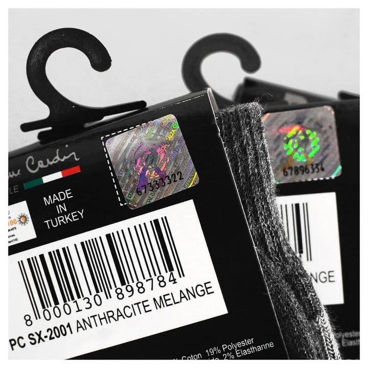 Zestaw skarpet garniturowych Pierre Cardin zapakowany w markowe opakowanie.