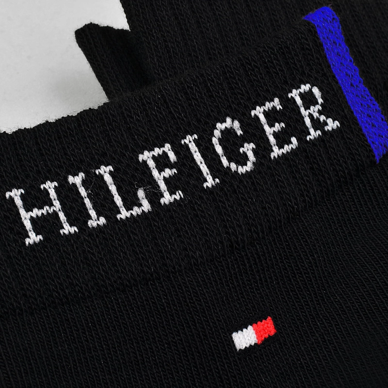 Zbliżenie na charakterystyczne logo Tommy Hilfiger na czarnej skarpecie