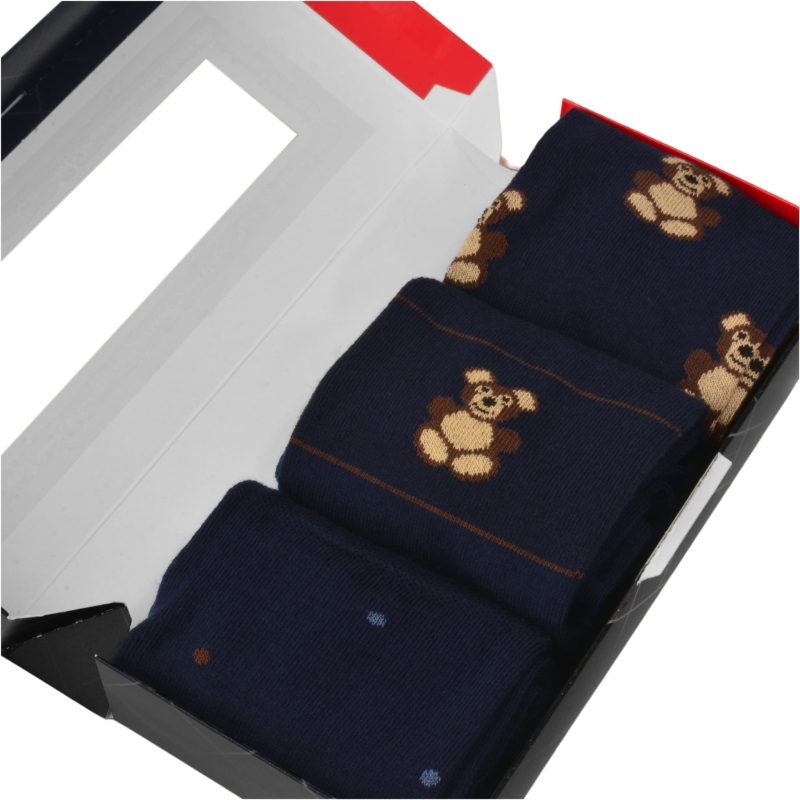 Trzy pary skarpet Cornette w pudełku – wzory z misiami, paskami i kropkami starannie zwinięte.