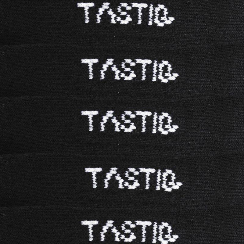 Zbliżenie na bawełnianą strukturę czarnych skarpet stopek TASTIQ PREMIUM