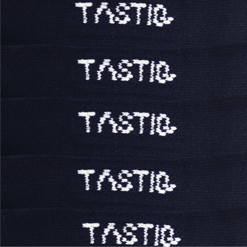 Zbliżenie na elastyczny materiał bawełniany granatowych stopek TASTIQ PREMIUM.