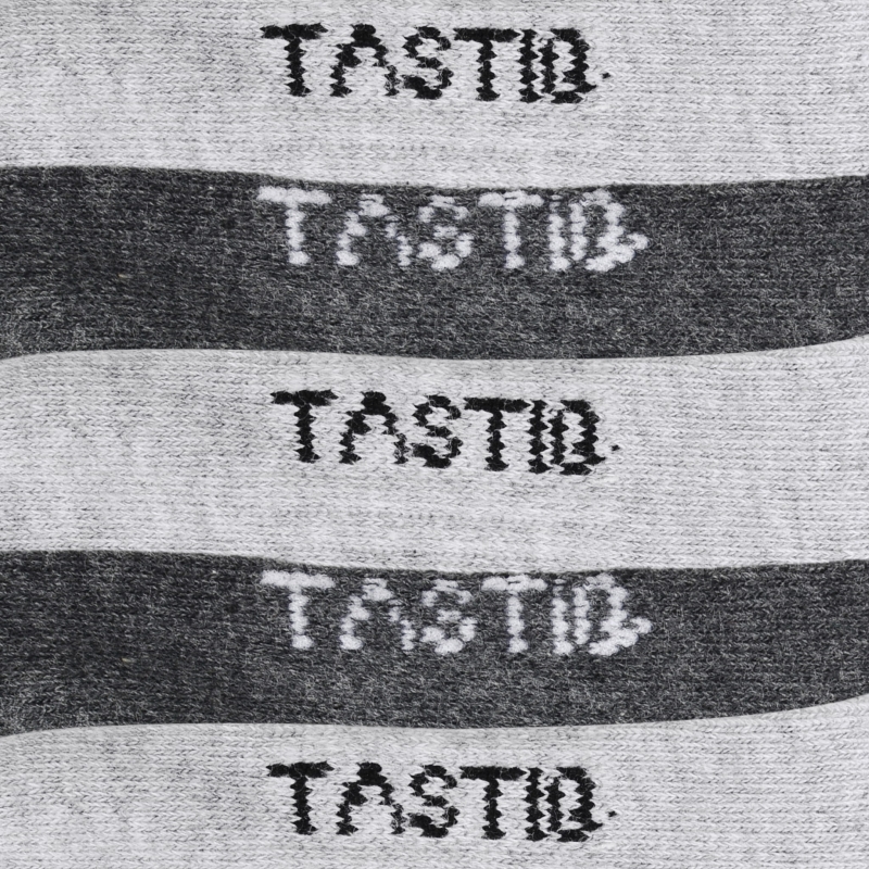 Zbliżenie na materiał bawełniany szarych skarpetek stopek TASTIQ PREMIUM.