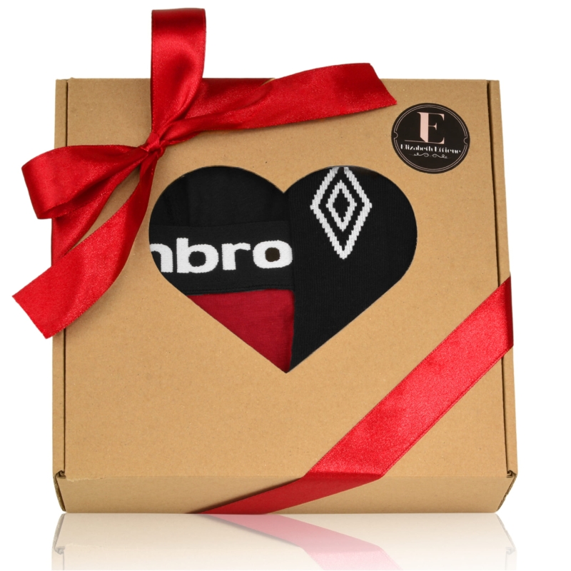 Pudełko prezentowe Umbro – bokserki i skarpetki w czerwonym zestawie.