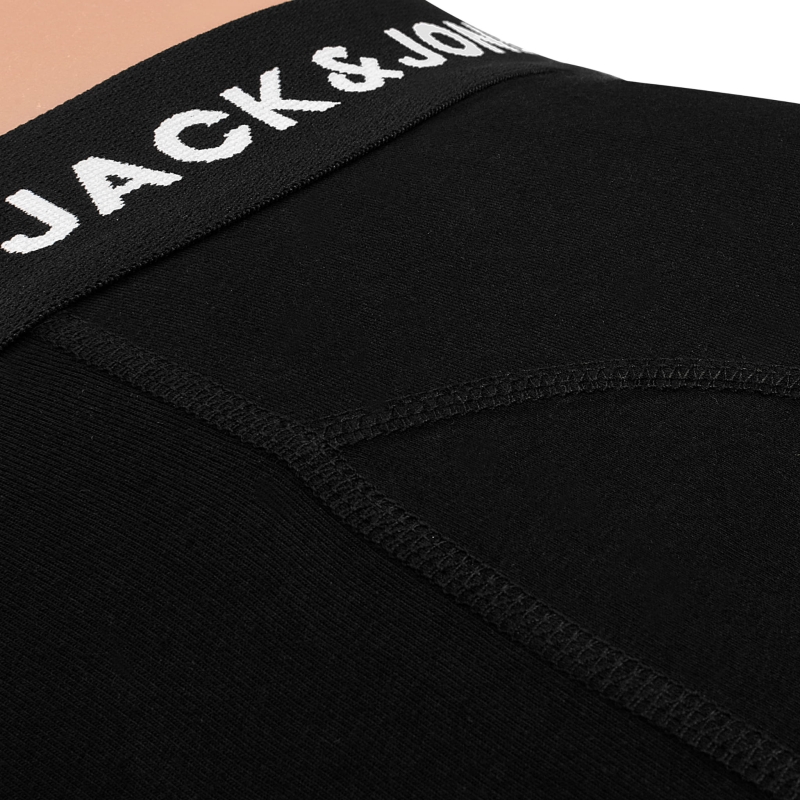 Detal miękkiego materiału bawełnianego czarnych bokserek JACK&JONES.