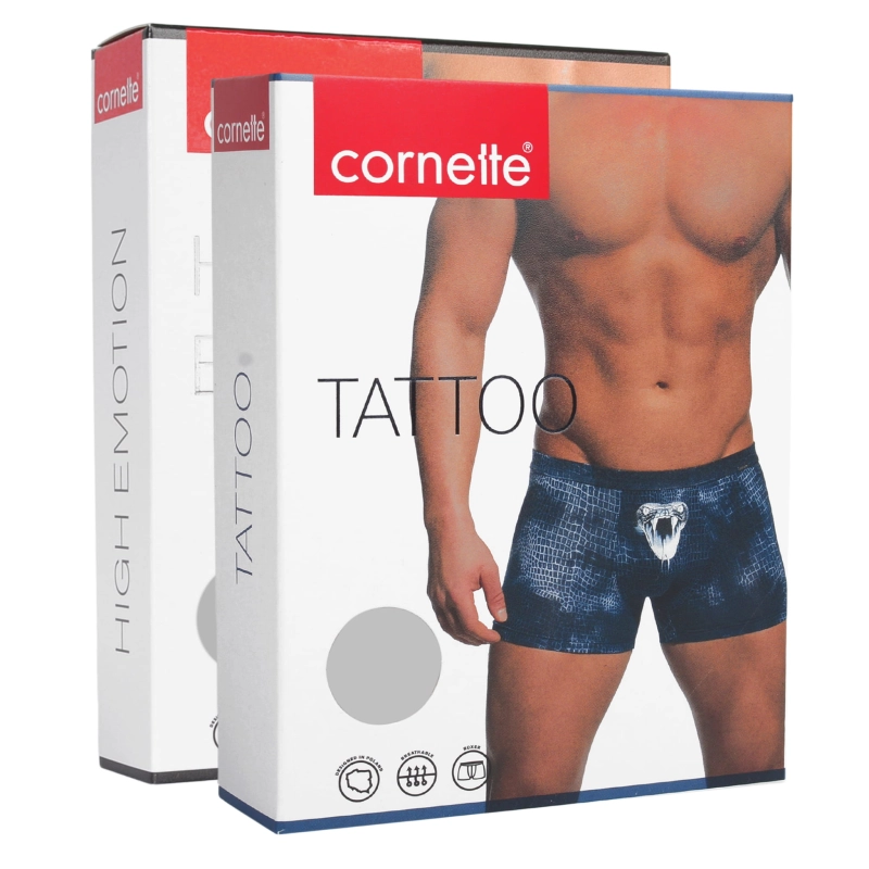 Opakowanie bokserek Cornette Tattoo – widok mężczyzny w wzorzystych bokserkach.