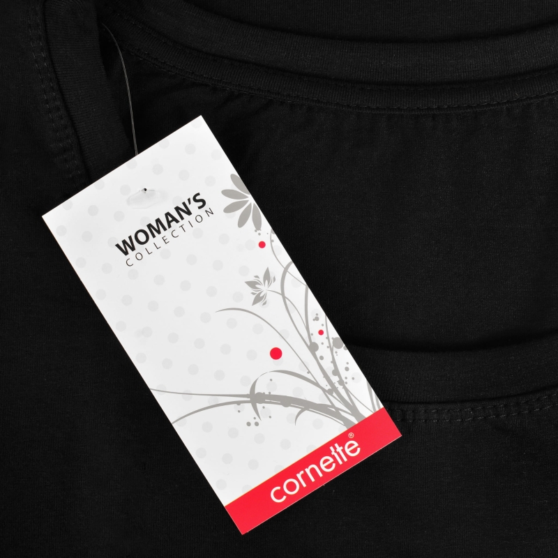Metka Cornette Woman's Collection na tle czarnego materiału odzieżowego.