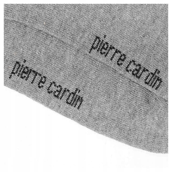 Logo Pierre Cardin nadrukowane na skarpetach