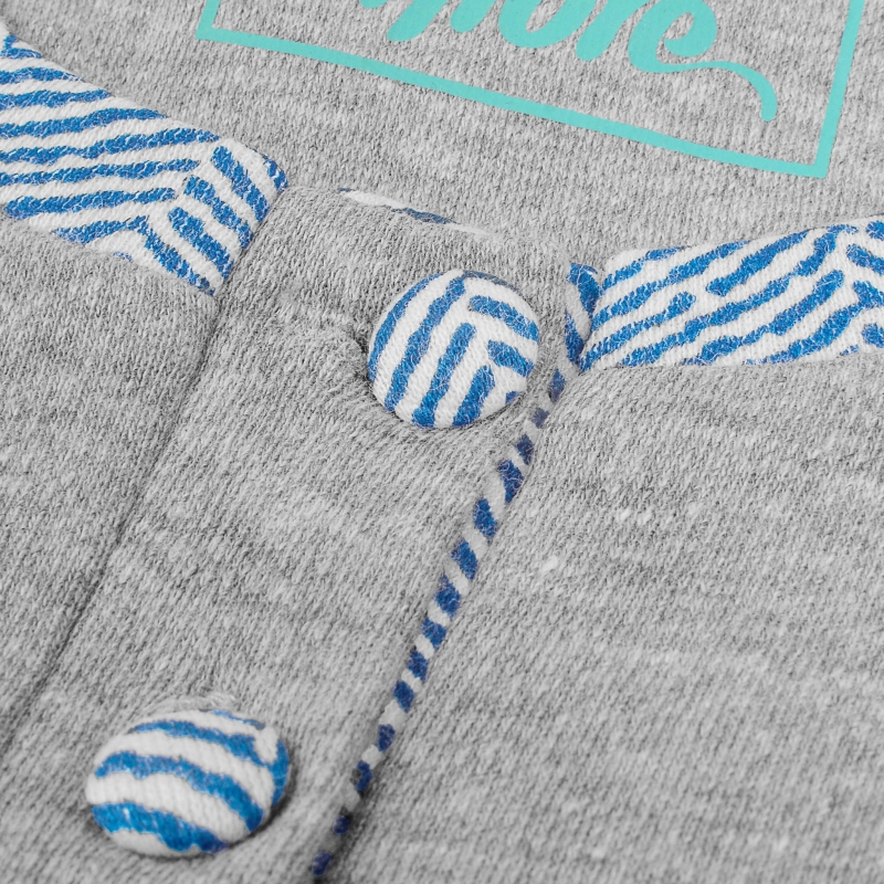 Detal guzików piżamy Infiore z biało-niebieskim wzorem