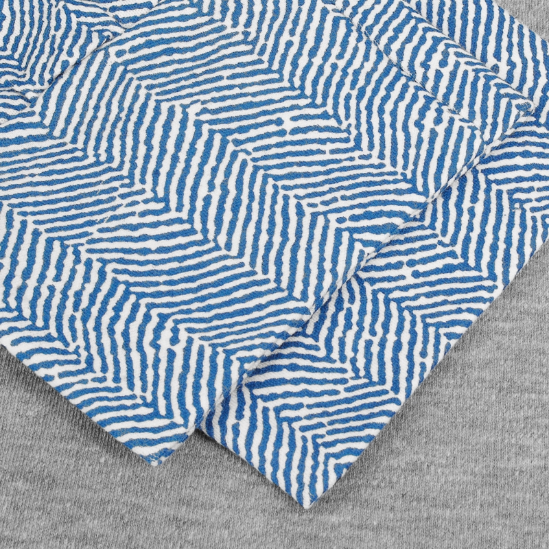 Zbliżenie na materiał spodni piżamy Infiore w jodełkę