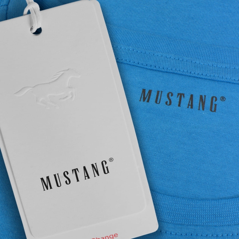 Logo Mustang i metka wewnętrzna na turkusowej koszulce