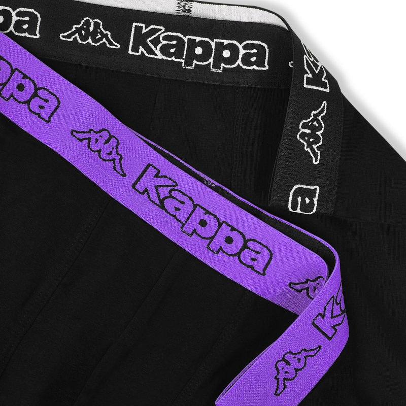 Zbliżenie na fioletową gumę w pasie z logo Kappa