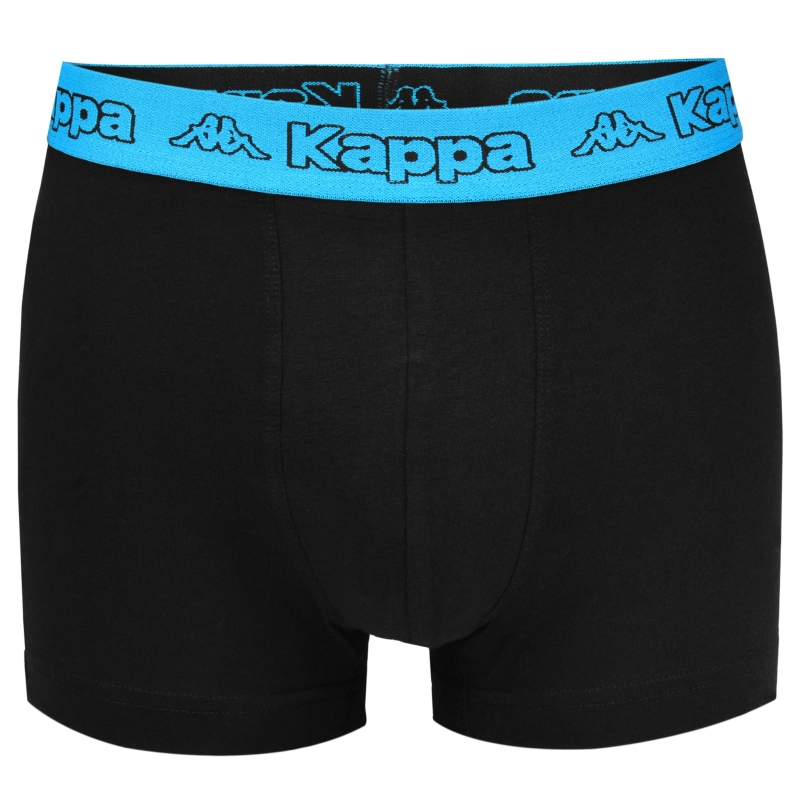 Pojedyncza para bokserek Kappa w kolorze niebieskim z widocznym logo, widok z bliska.