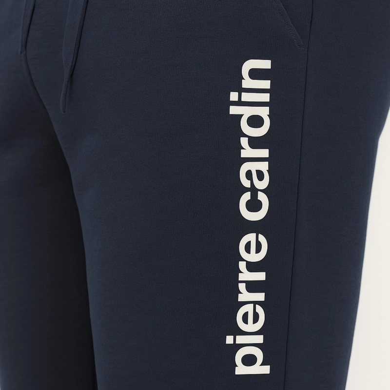 Nadruk pionowy Pierre Cardin na granatowych spodniach dresowych