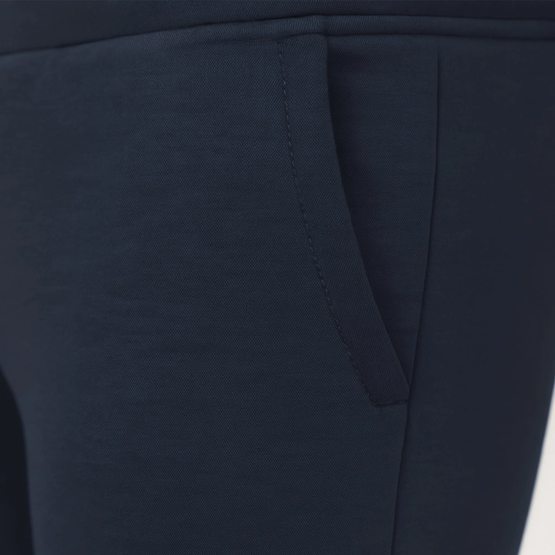 Zbliżenie na kieszeń granatowych spodni dresowych Pierre Cardin