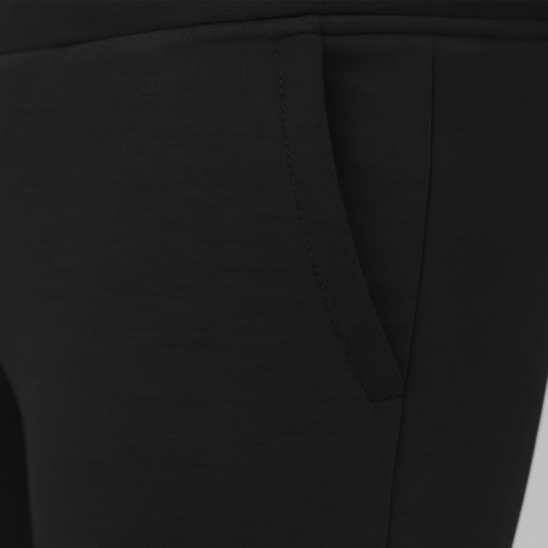 Zbliżenie na kieszeń czarnych spodni dresowych Pierre Cardin