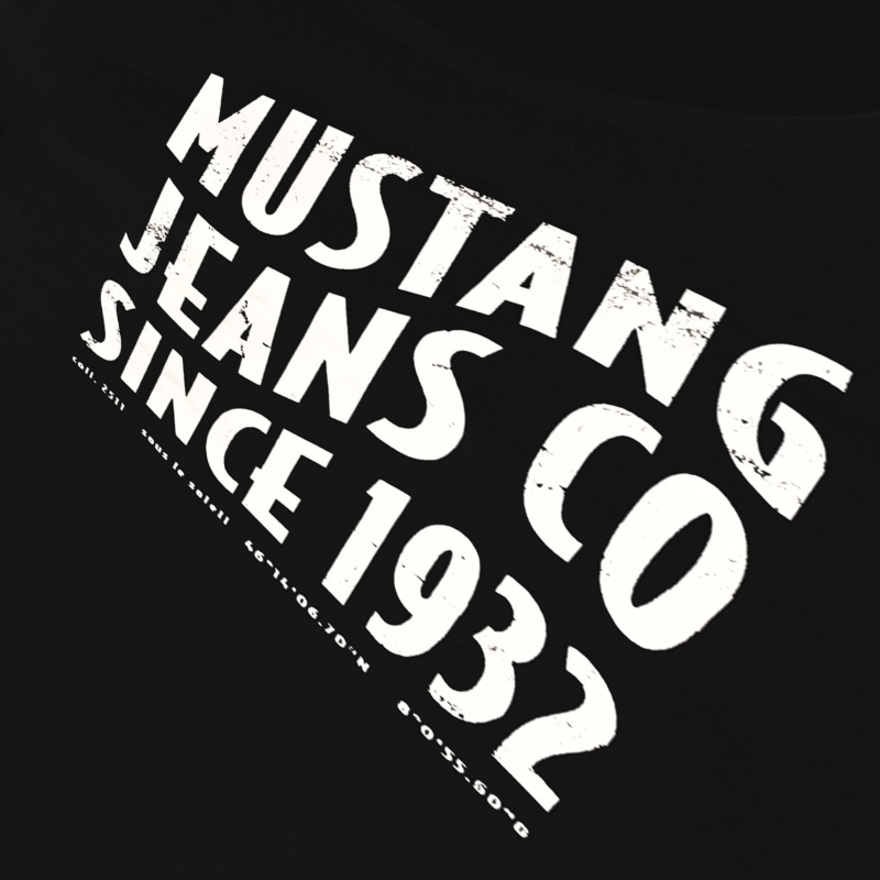 Zbliżenie na nadrukowane logo Mustang na piersi koszulki