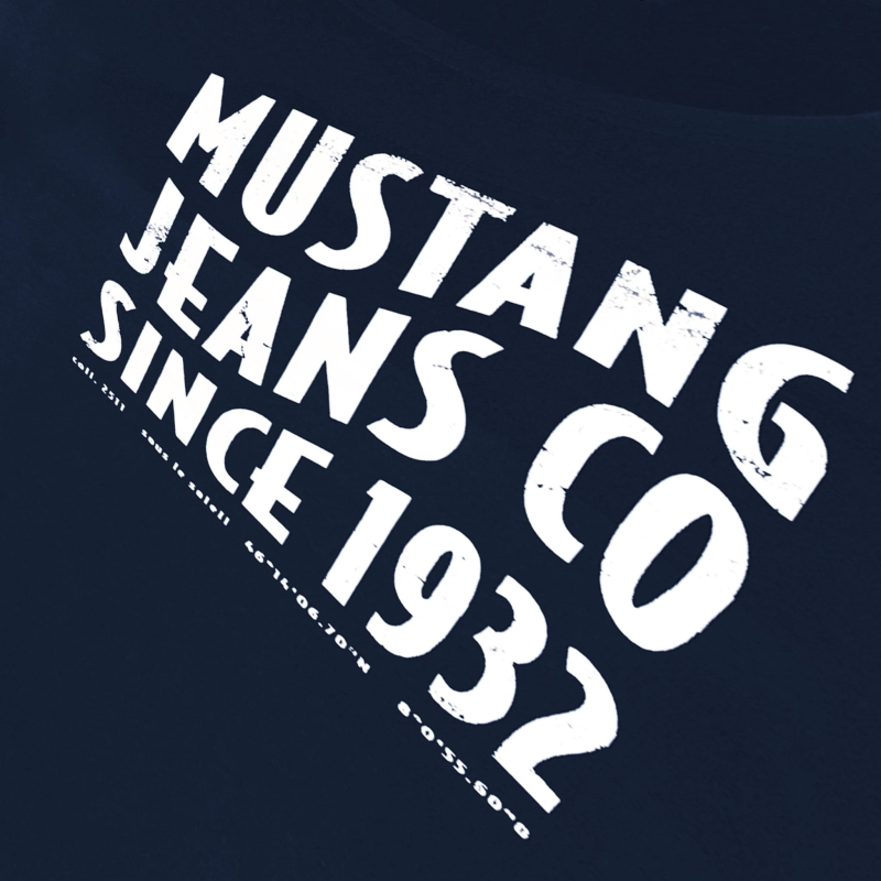 Detal miękkiego materiału bawełnianej koszulki Mustang w kolorze navy