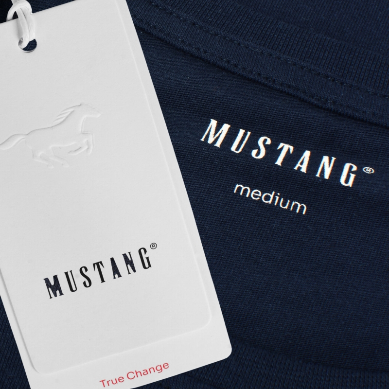 Zapakowane bawełniane T-shirty Mustang z etykietą marki.