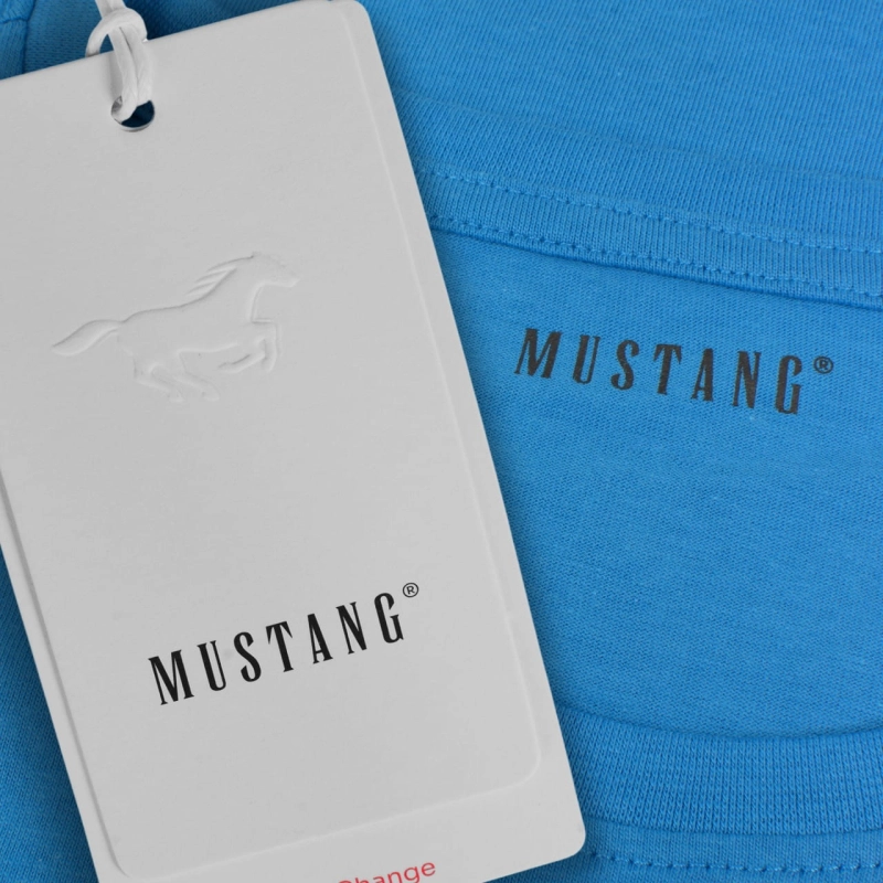 Dolna krawędź koszulki Mustang w kolorze BLUE z prostym obszyciem.