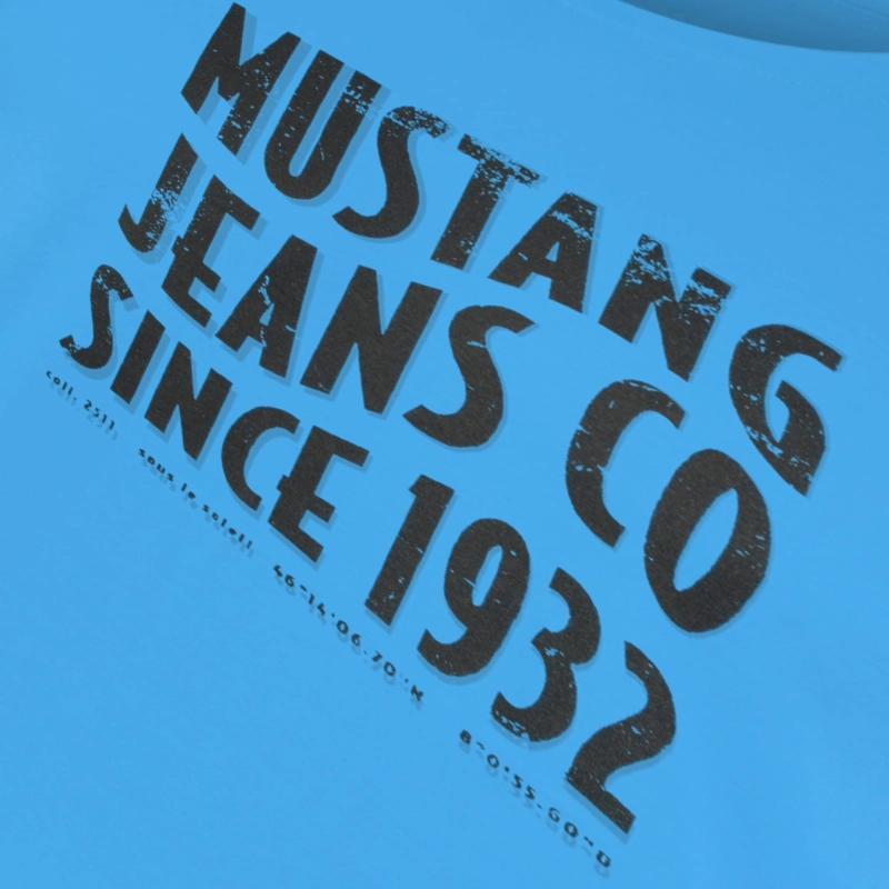 Zbliżenie na miękki, bawełniany materiał koszulki Mustang w kolorze BLUE.