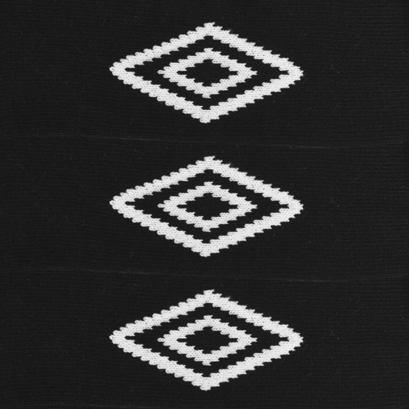 Zbliżenie na materiał bawełnianych skarpet Umbro Trainer.