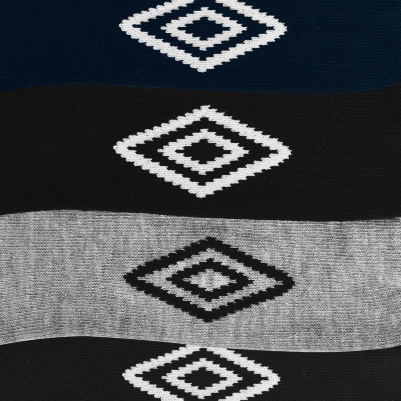 Zbliżenie na logo Umbro na skarpetach Trainer stopki.