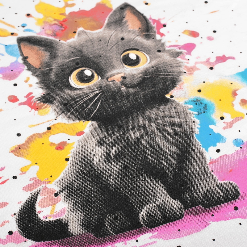 Zbliżenie na nadruk kotka na piżamie Cornette.