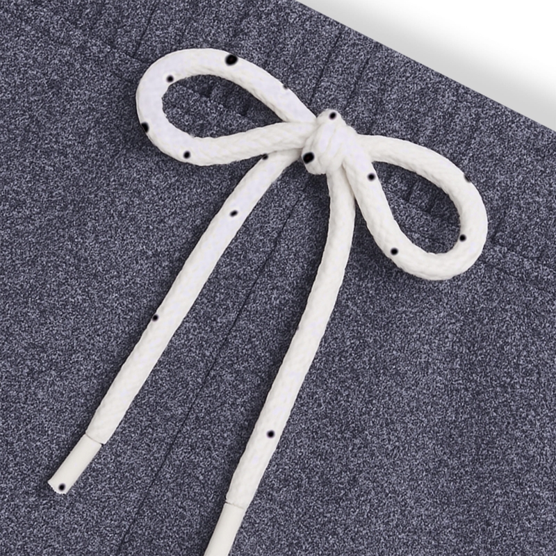 Detal sznurka w granatowych spodenkach piżamy Cornette.