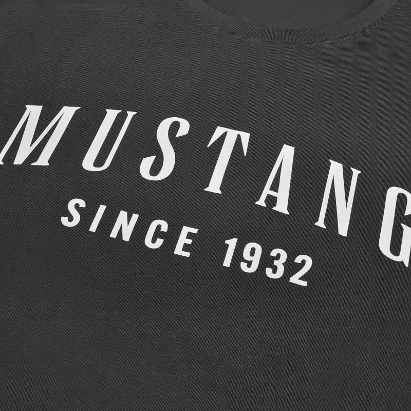 Zbliżenie nadruku Mustang Since 1932 na koszulce