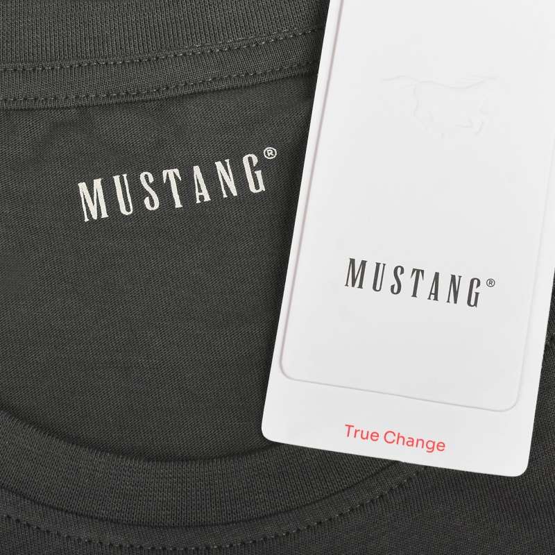 Wewnętrzna metka koszulki Mustang i oryginalna etykieta