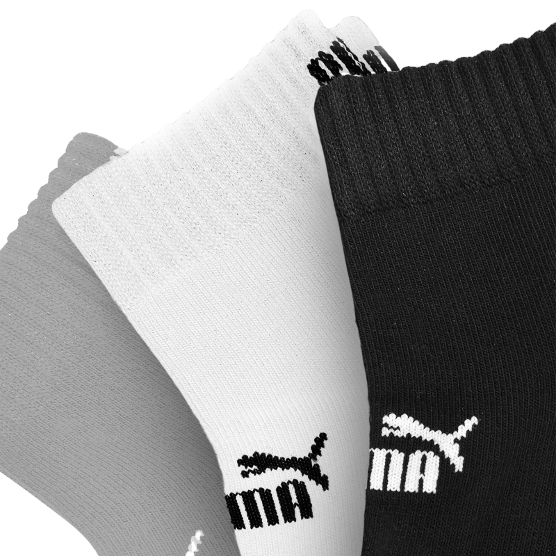 Zbliżenie na logo Puma umieszczone na ściągaczu skarpety.