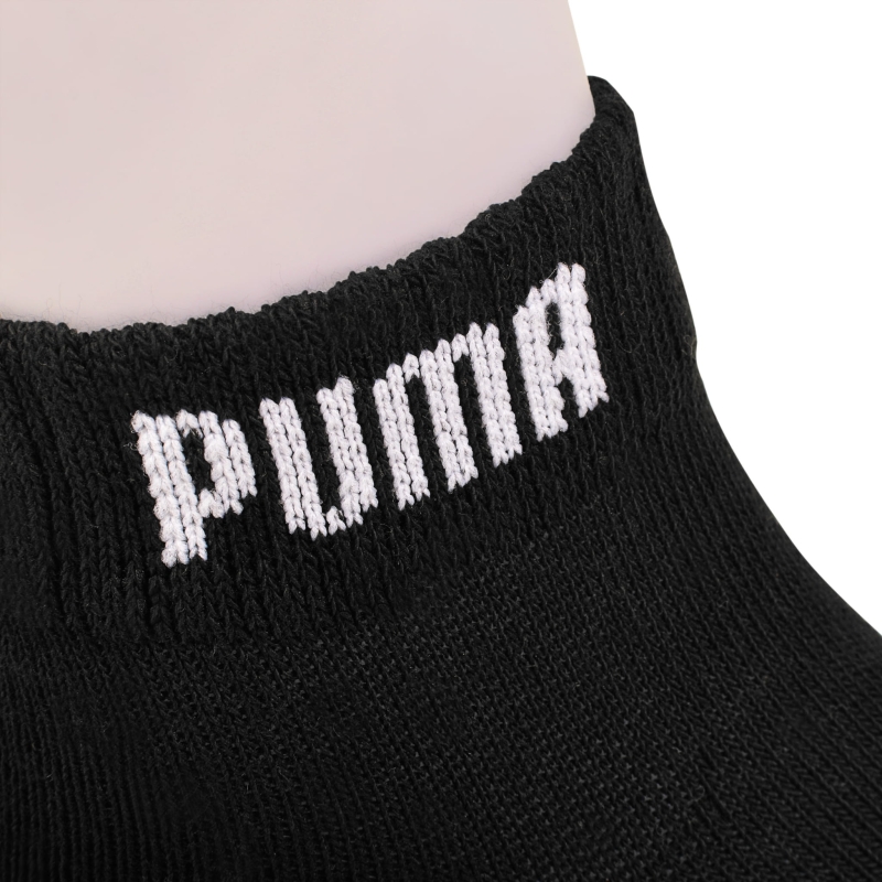 Detal elastycznego wykończenia w kolorowych skarpetach Puma Quarter.