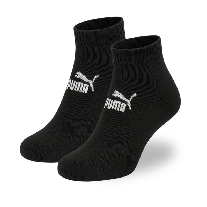 Pojedyncza czarna para skarpetek Puma Quarter z białym logo, ułożona na białym tle