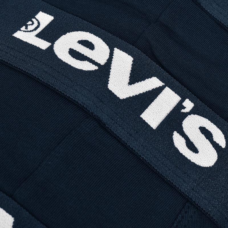 Zbliżenie na gumę bokserek LEVI'S z białym logo.