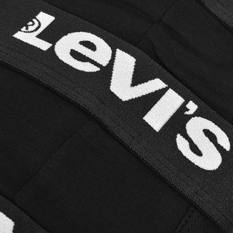 Zbliżenie na elastyczną gumę w pasie bokserek Levi’s z wyraźnym białym logo.