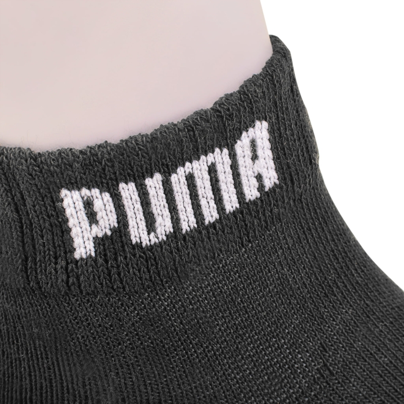 Zbliżenie na haftowane logo Puma umieszczone na ściągaczu skarpet.
