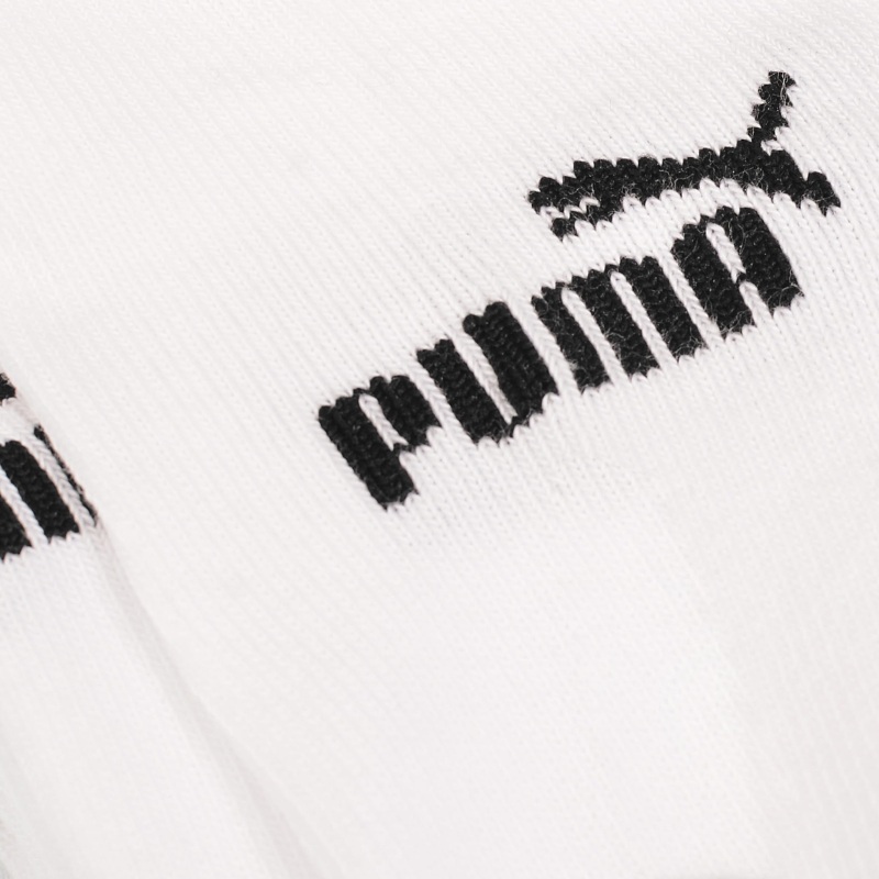 Detal elastycznego ściągacza i logo Puma na białych zakostkach.