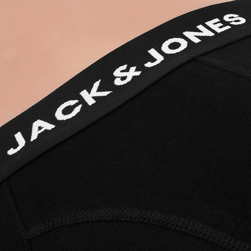 Zbliżenie na gumę bokserek JACK&JONES z kontrastowym logo.