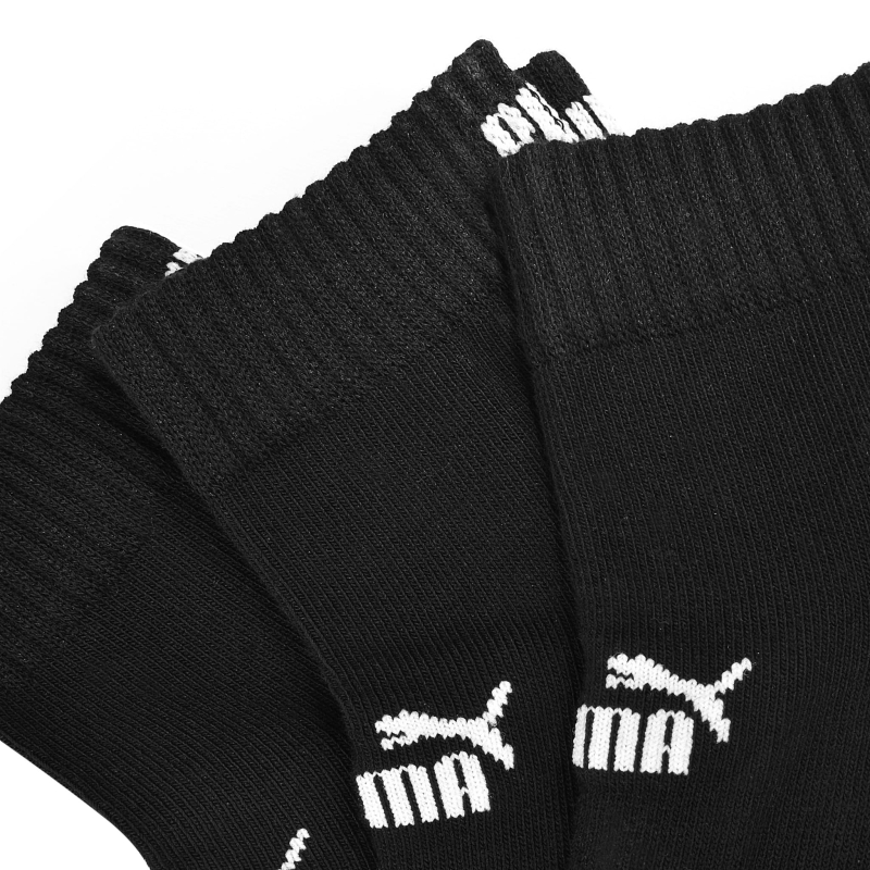 Zbliżenie na logo Puma umieszczone na górnej części skarpety.