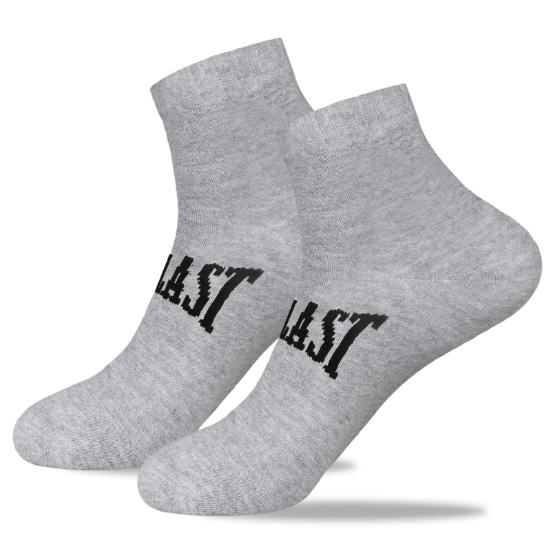 Szare skarpety Everlast z czarnym logo.