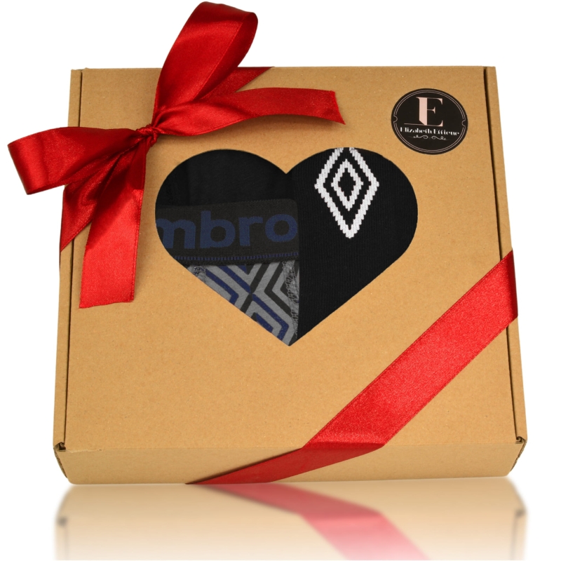 Opakowanie prezentowe Umbro z wyciętym sercem i czerwonymi wstążkami