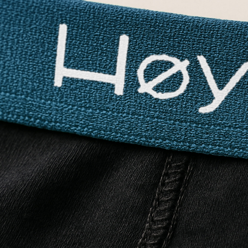 Logo HøyBerg na gumie bokserek - zbliżenie na markę bielizny męskiej
