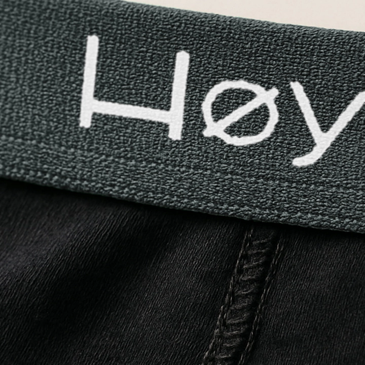 Logo HøyBerg na gumie bokserek - zbliżenie na markę bielizny męskiej